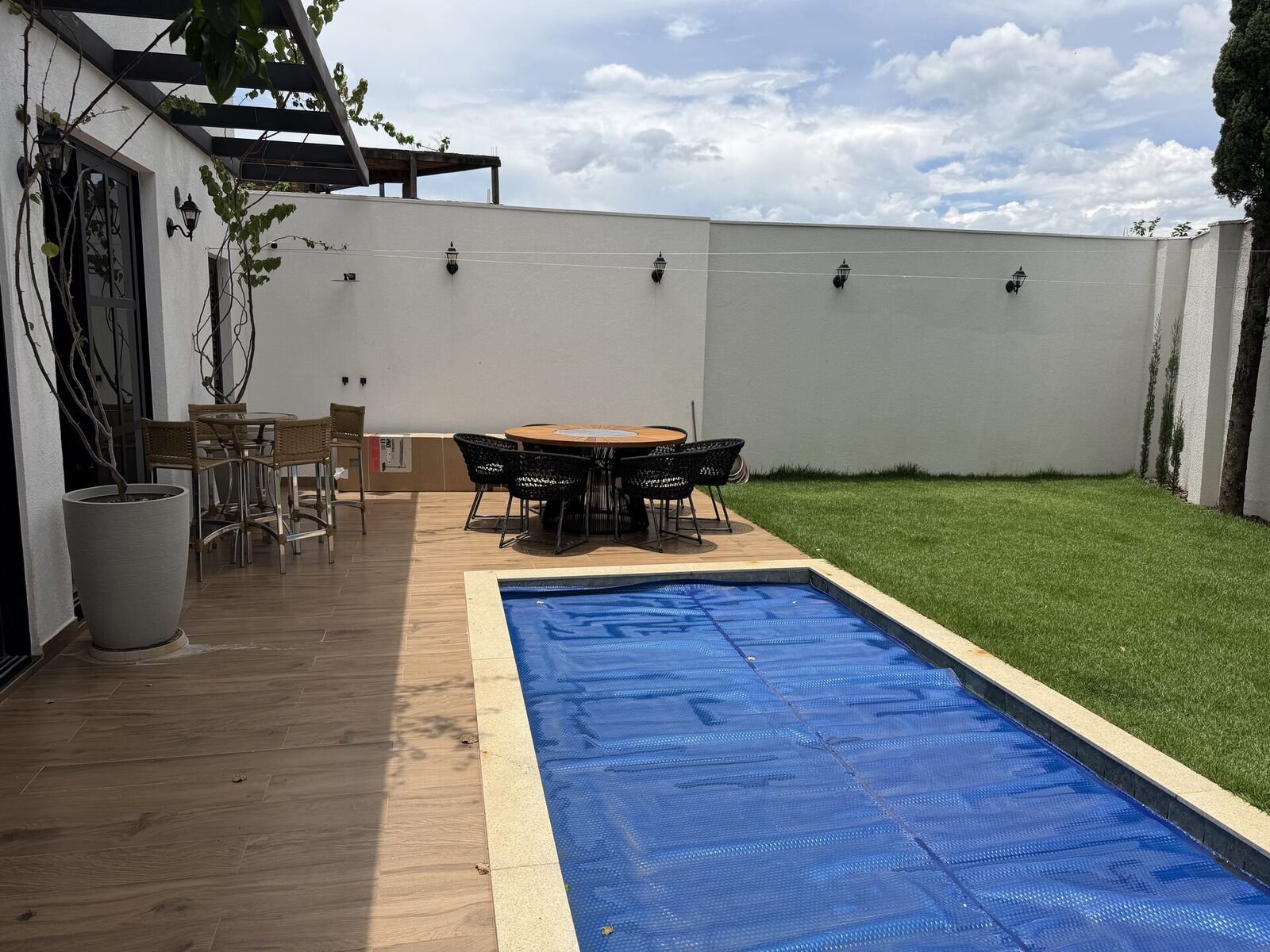 Conjunto de estar Grupo Pinheiro instalado em deck de piscina