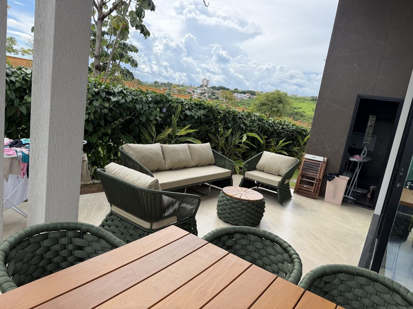 Varanda gourmet com deck de madeira e poltronas Grupo Pinheiro