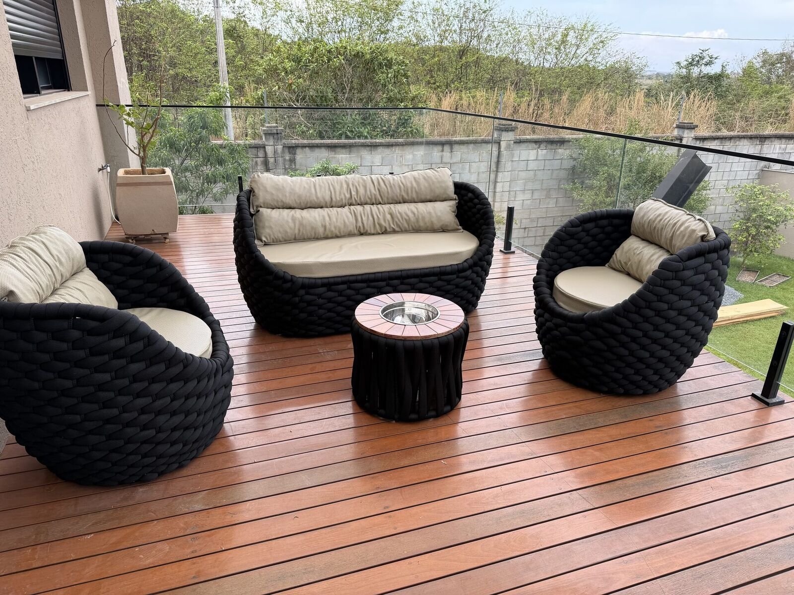 Conjunto de estar em deck de madeira ao entardecer